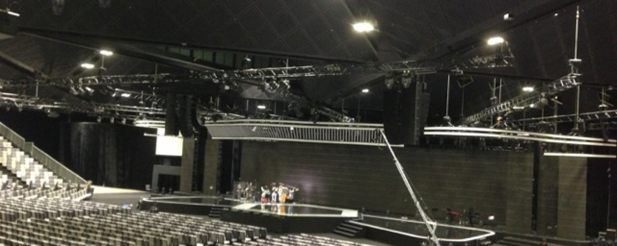 CHC equipped with Chauvet Professional COLORado Batten 72 Tour
